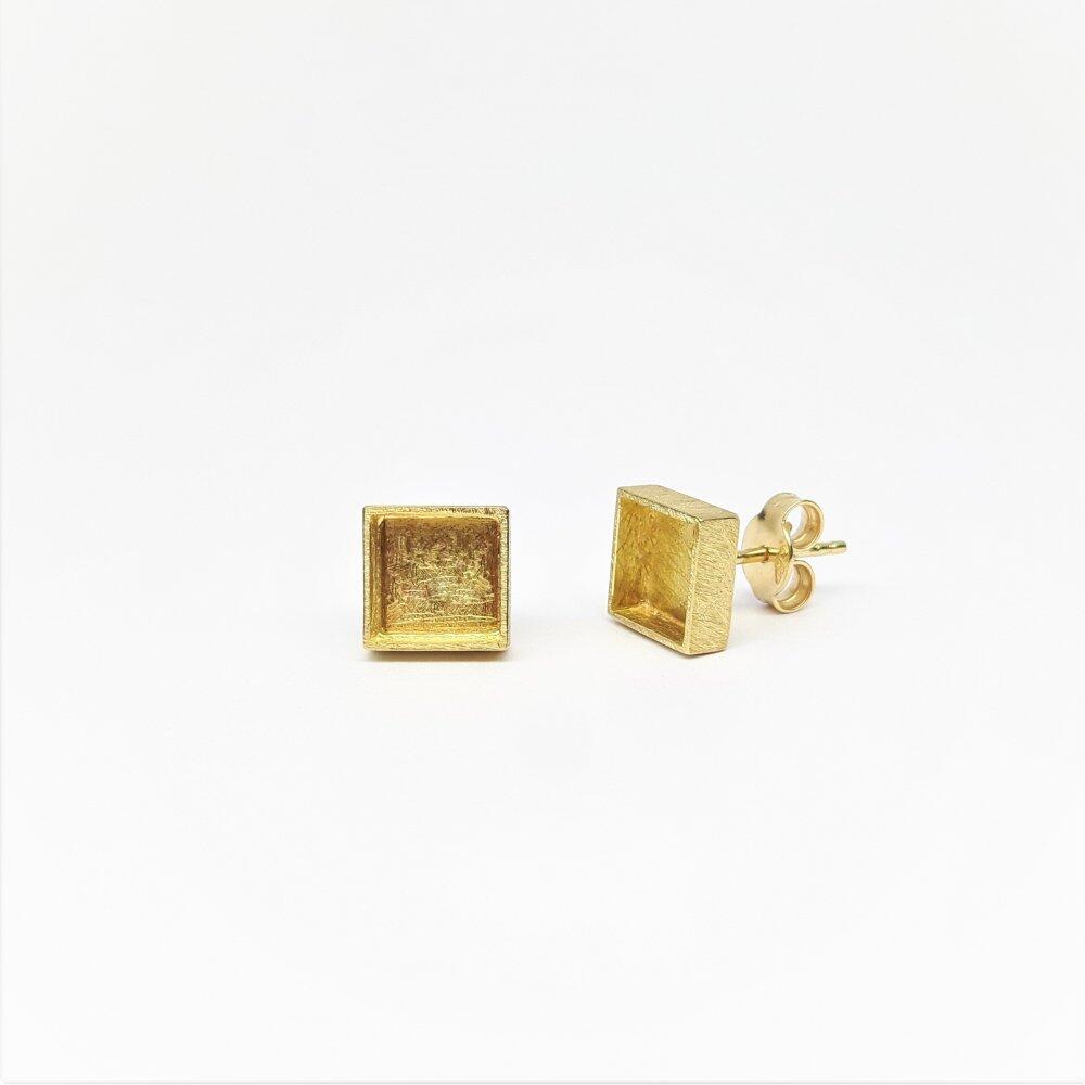 Stud earrings in 18kt yellow gold.