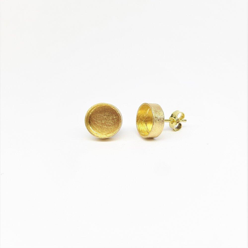 Stud earrings in 18kt yellow gold.