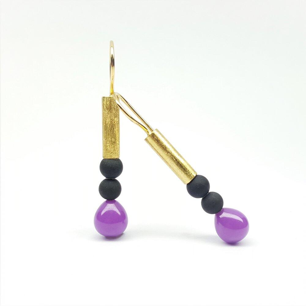 Earrings made of 18kt yellow gold, heterosite pampels and onyx. Unique piece.