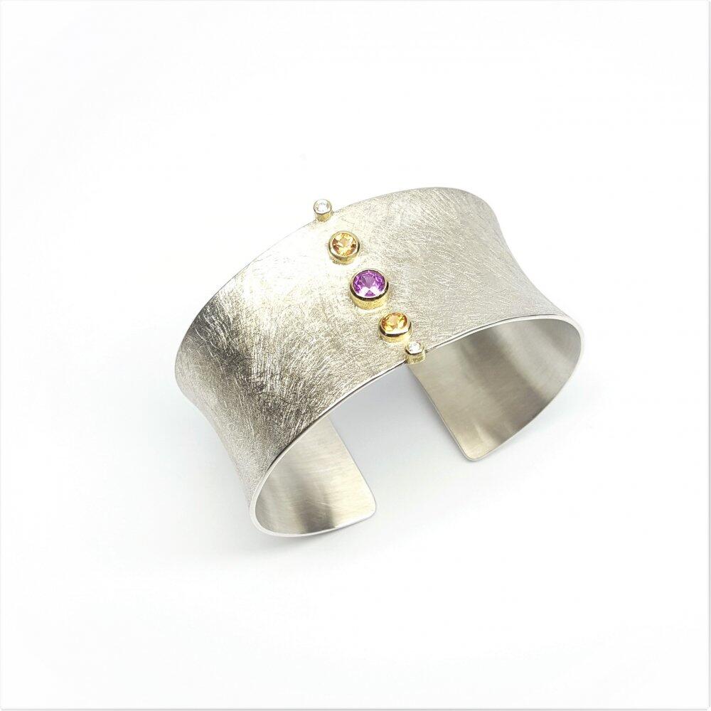 Armspange aus 925er Silber, 18kt Gelbgold, Mandaringranat, purple Granat und Diamanten. Unikat.