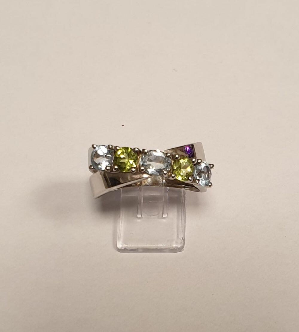 # White gold ring with topaz and peridot