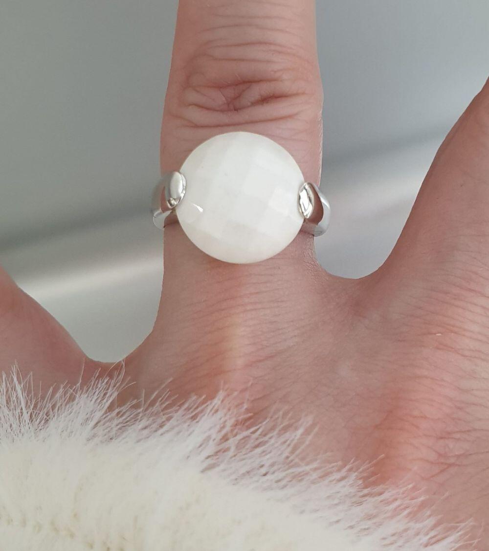 # White gold ring with white onyx stone