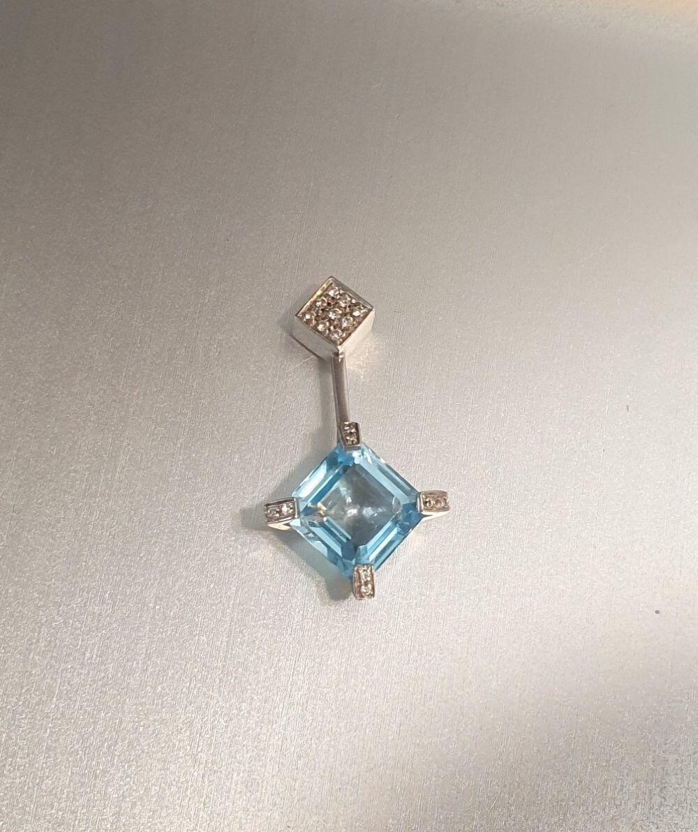 # Weißgoldanhänger mit 13.8ct blauem Topas und 0.18ct natürlichen Diamanten