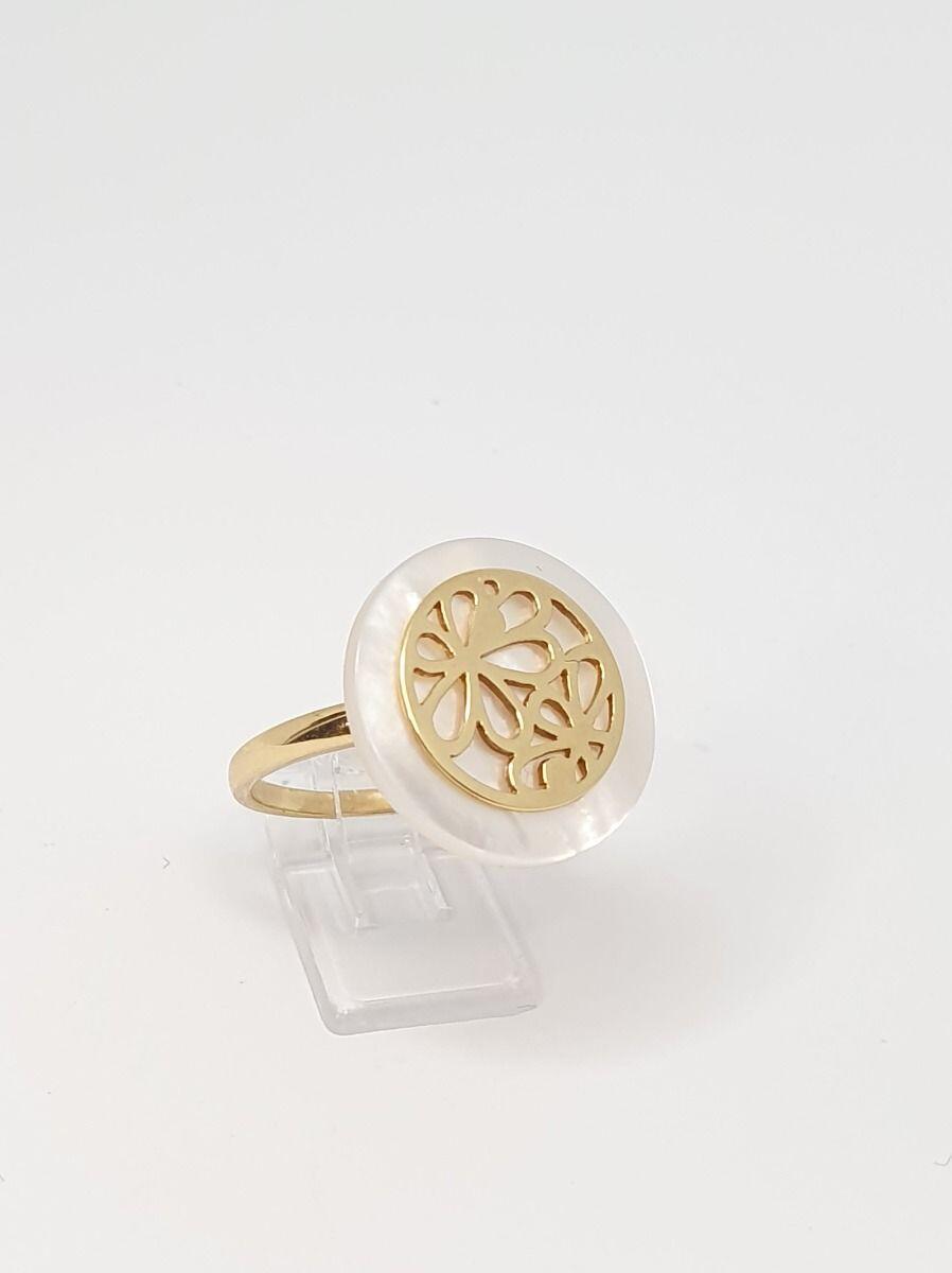 # Yellow gold ring with mother of pearl