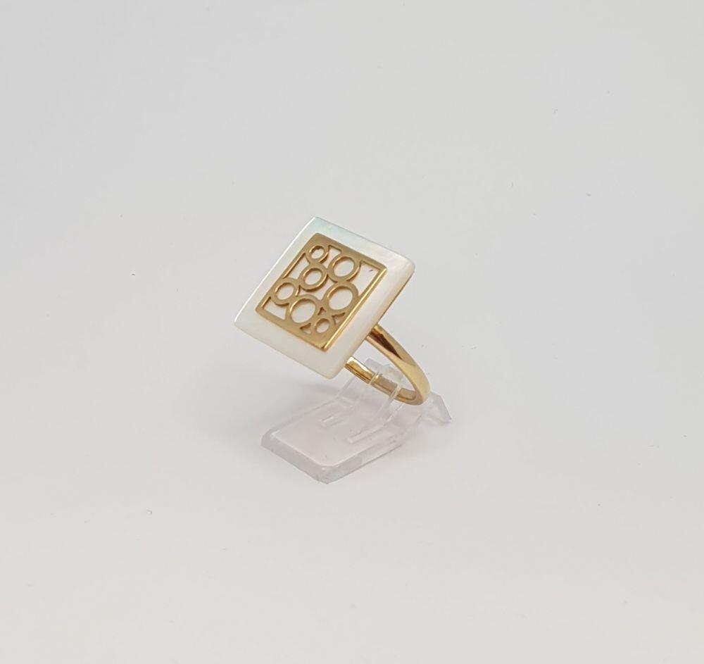 # Yellow gold ring with mother-of-pearl