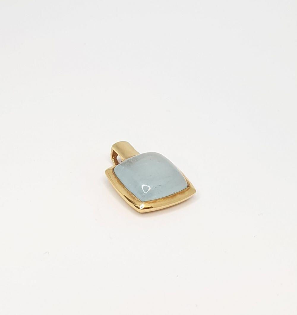 # Yellow gold pendant with aquamarine stone