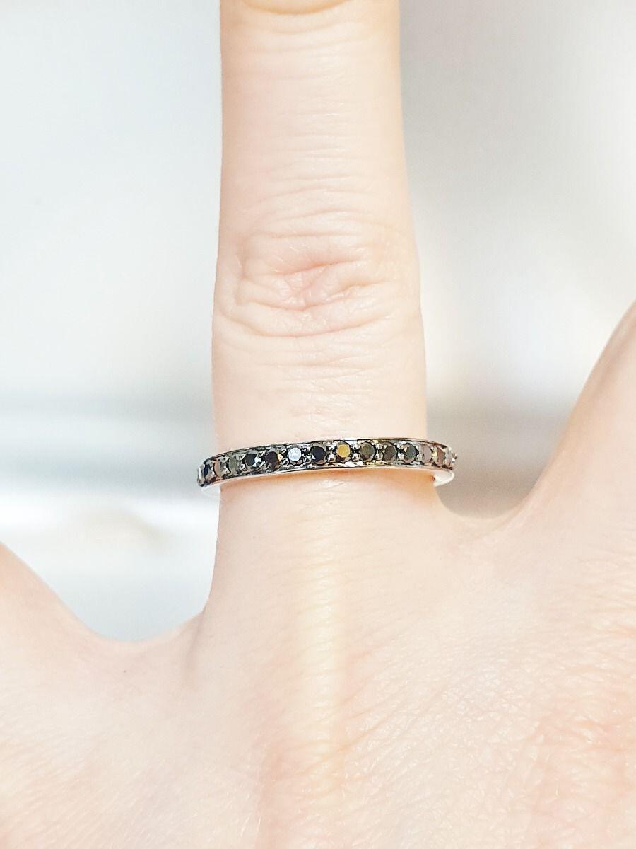 # Bague or blanc serti grains en ligne, avec 0.38ct diamants noirs brillants