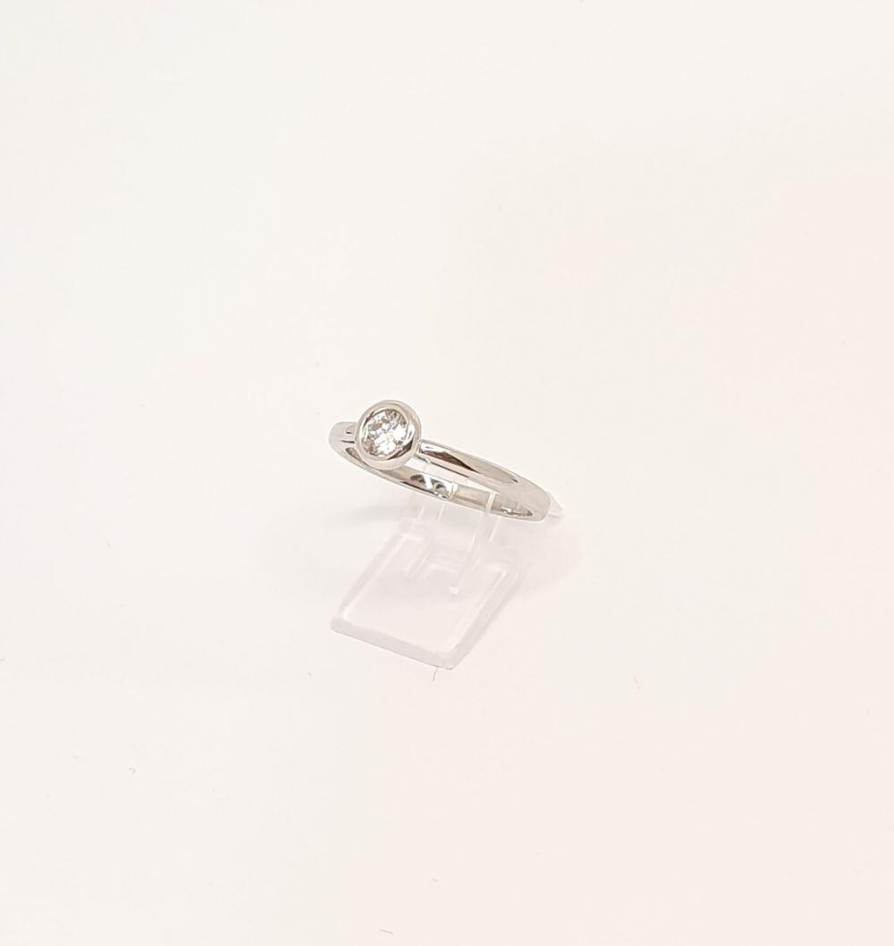 # Solitaire or blanc avec 0.19ct diamant GVS 2