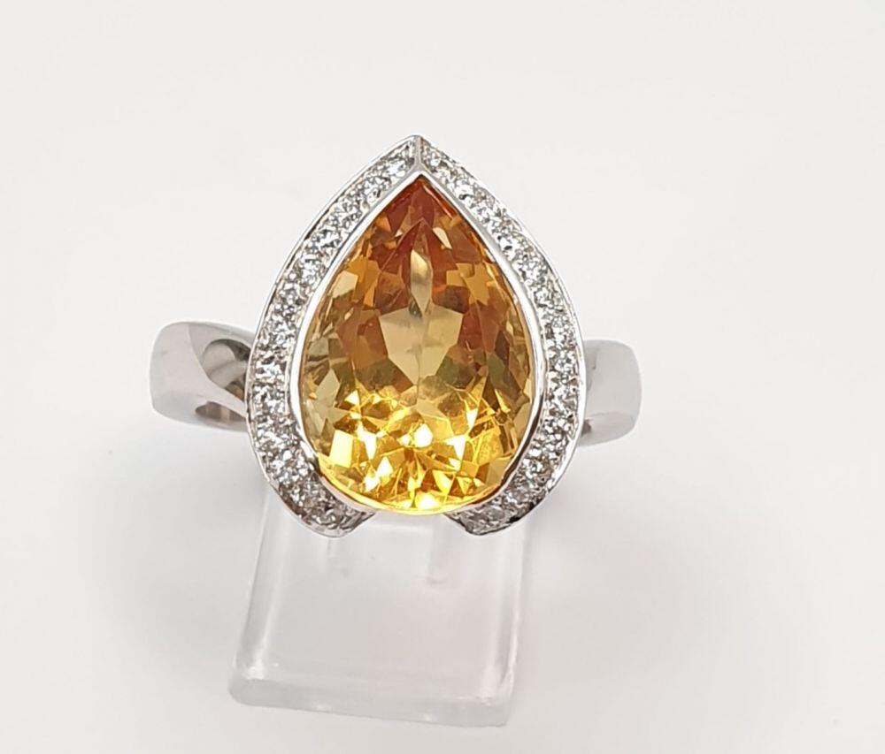 # Bague or blanc entourage halo avec  3.35ct citrine naturelle et 0.21ct diamants naturels