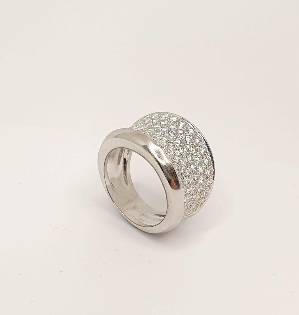 # Bague concave or blanc avec 1.75ct diamants naturels en pavé