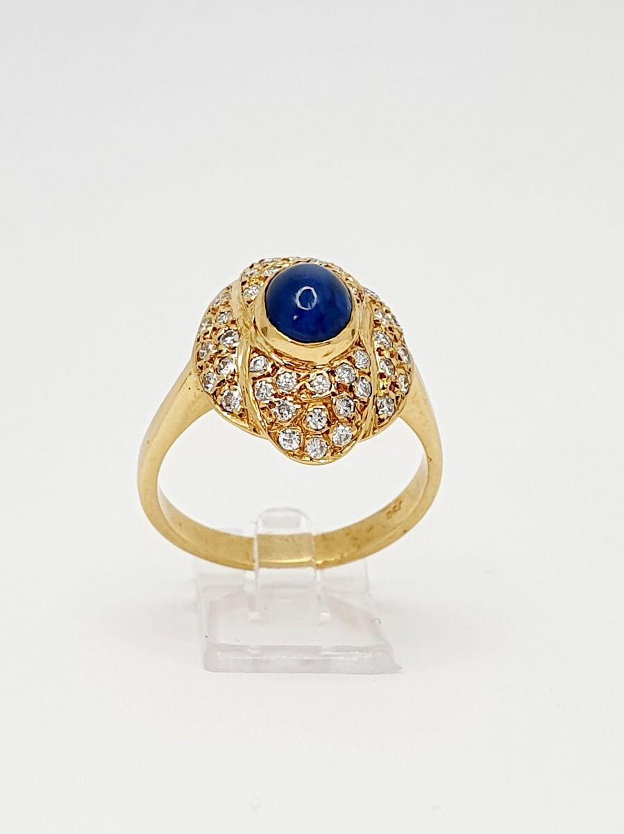 # Bague entourage or jaune avec 1.44ct saphir cabochon  et 0.50ct diamants naturels