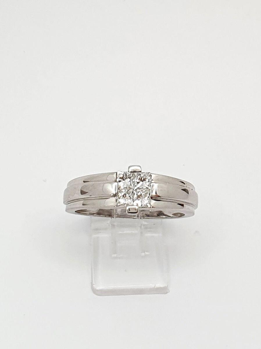 # Ring aus Weißgold mit 0.45ct natürlichen Diamanten