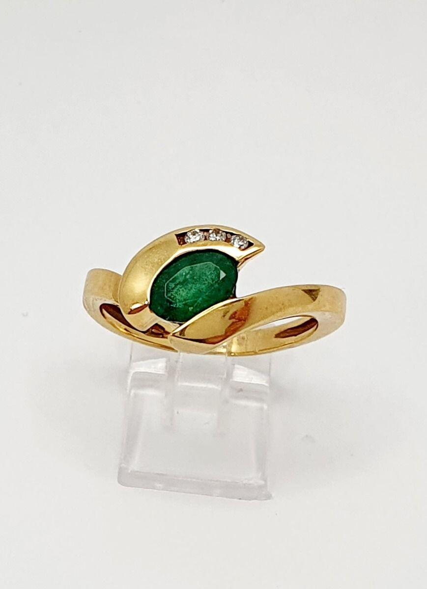 # Yellow gold ring with 0.82ct emerald and 0.06ct natural diamonds