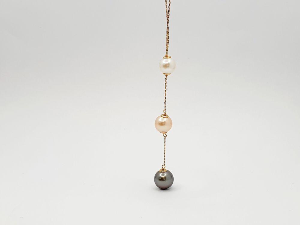 # Yellow gold chain necklace with 2 fresh water pearls and a Tahitian pearl