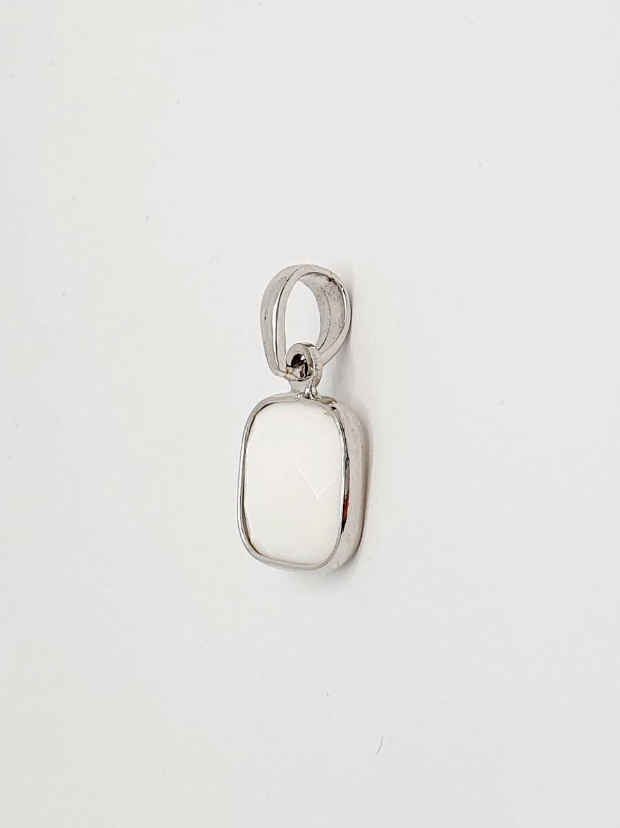 # Pendentif or blanc avec onyx blanc carrée