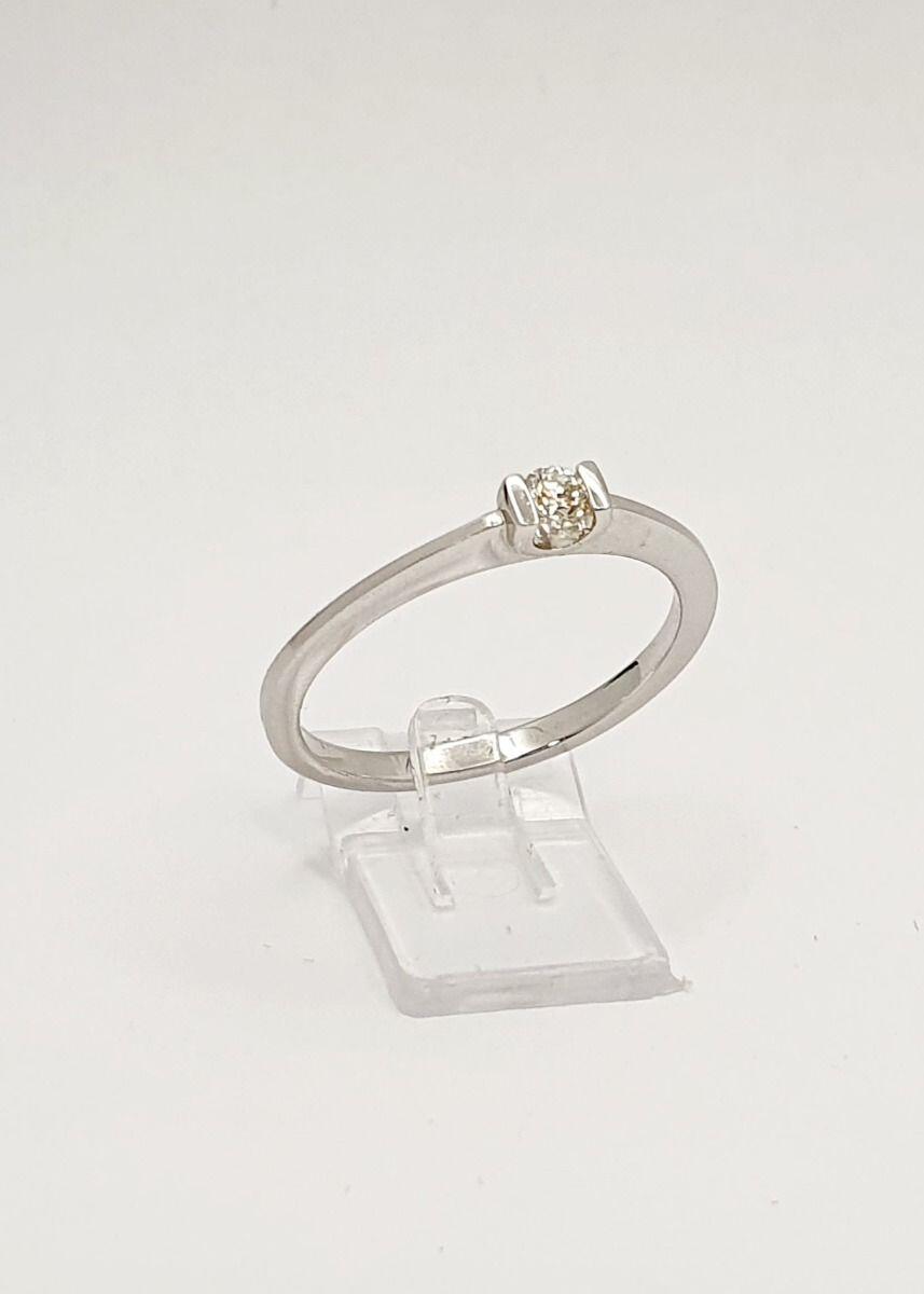 # Solitärring aus Weißgold mit 0,10ct Naturdiamant