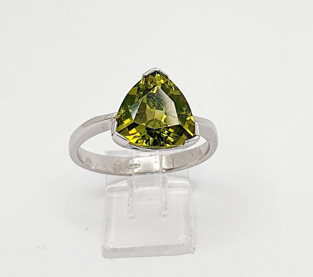 # 18K white gold ring with peridot stone