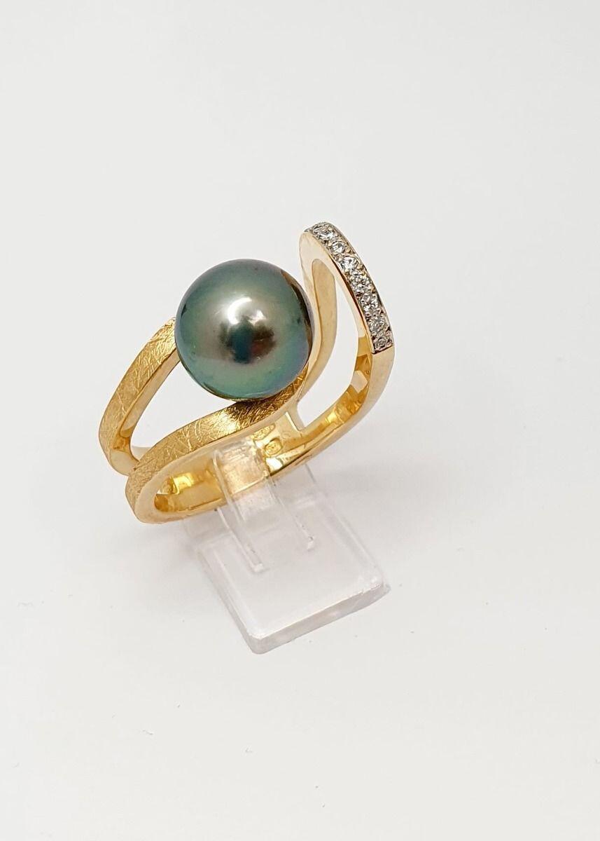 # Yellow gold open ring with Tahitian pearl and 0.10ct natural diamonds