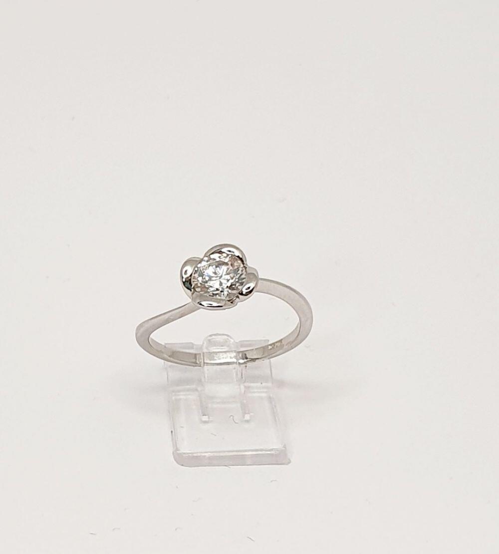 # Bague solitaire or blanc serti petite fleur avec zircon