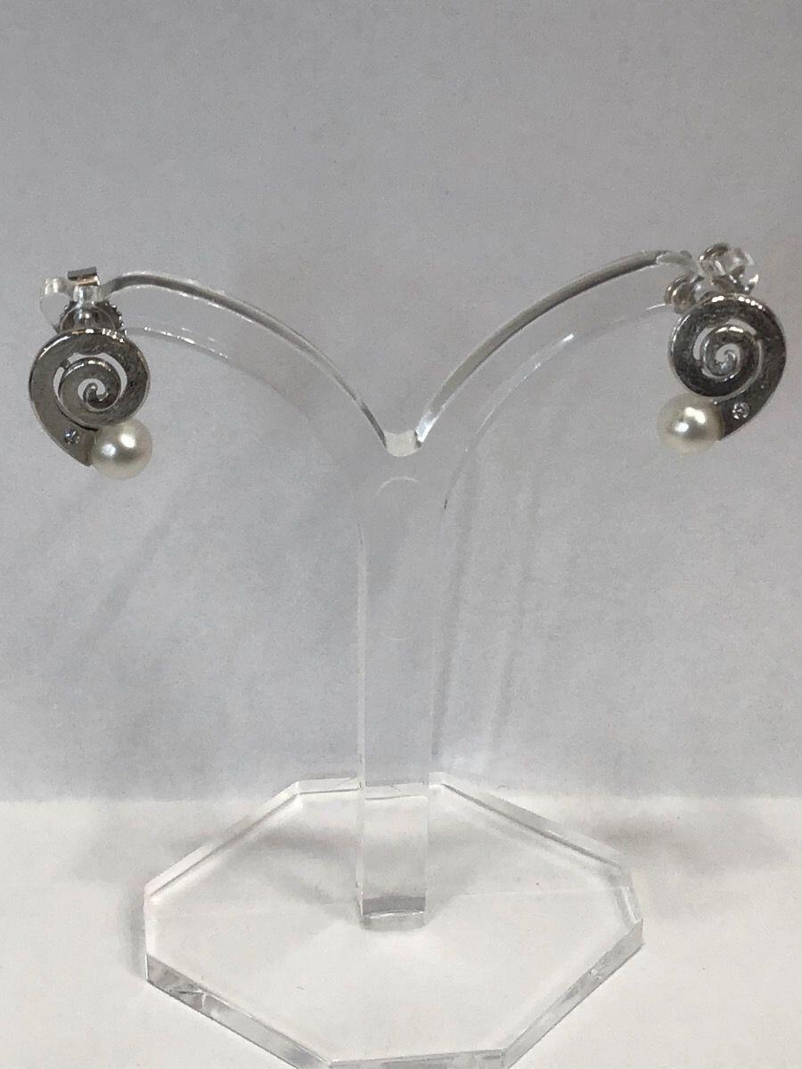 # 0.02 ct white gold and fresh water earrings 5-5.5