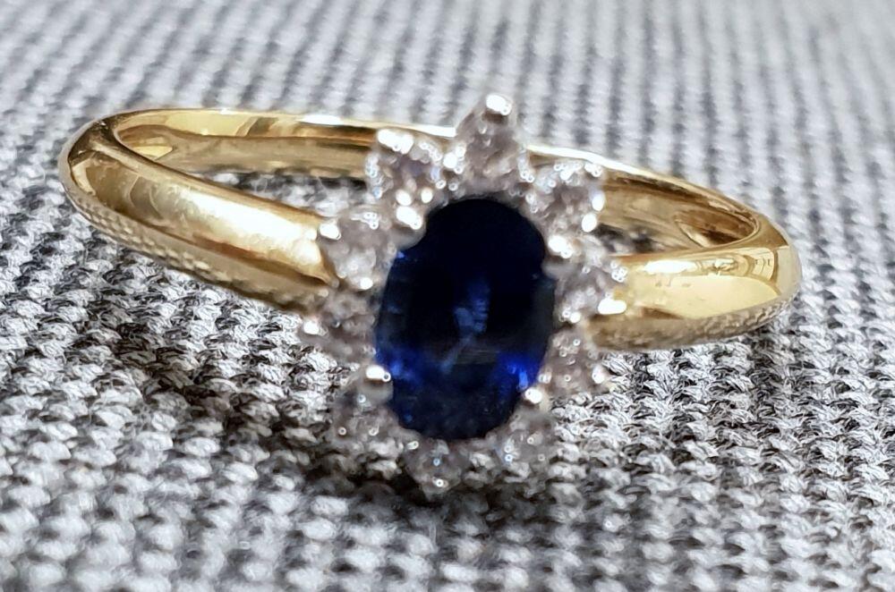 # Ring with genuine sapphire and zircons