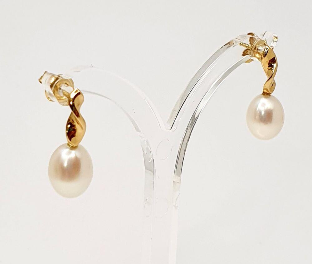 Yellow gold earrings with fresh water pearls 10/7