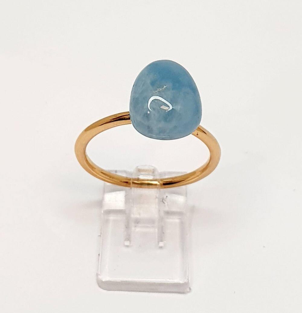 # Ring aus Roségold mit milchigem Aquamarinstein