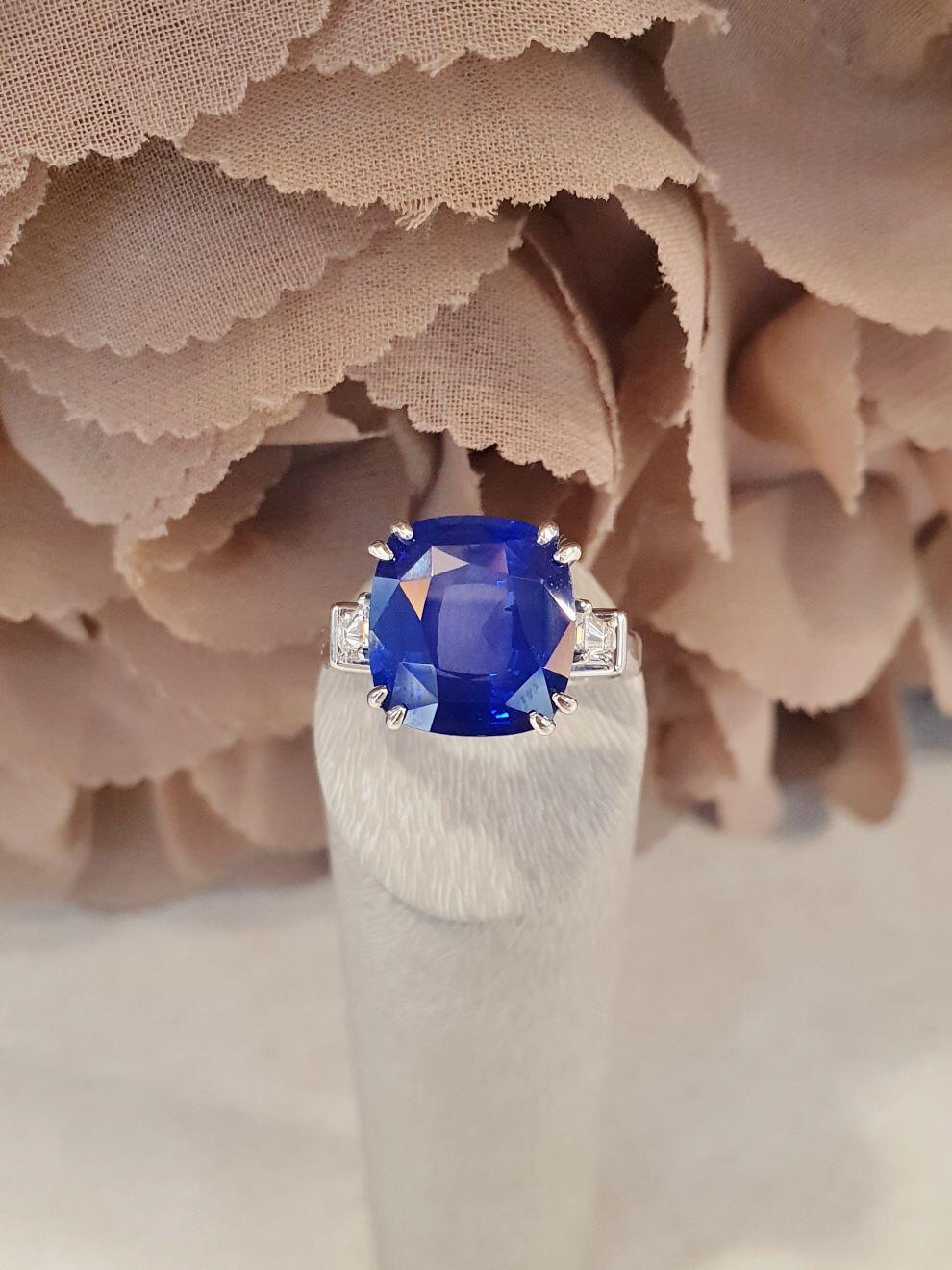 7.18ct white gold sapphire and 0.29ct tapper diamonds ring (creation)