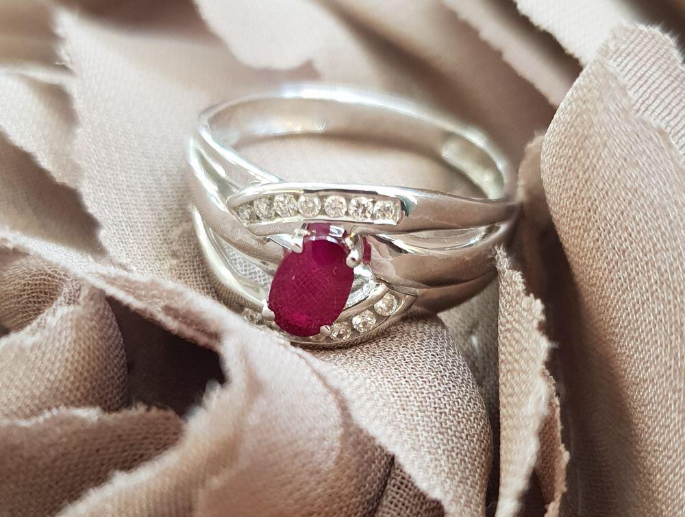 # White gold ring with natural ruby 0.40ct and natural diamonds 0.16ct