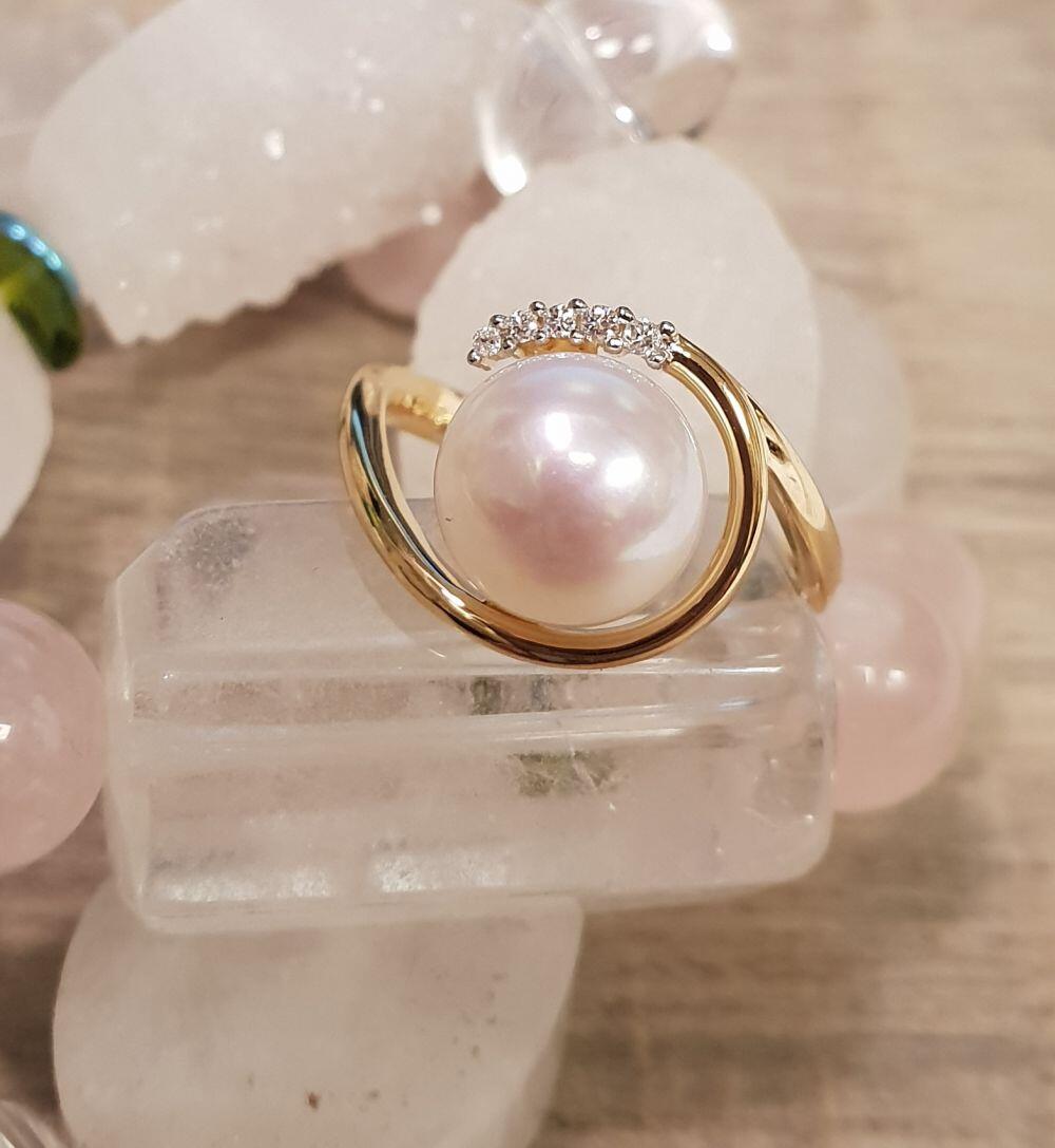 Yellow gold ring with pearl and 0.040ct natural diamonds