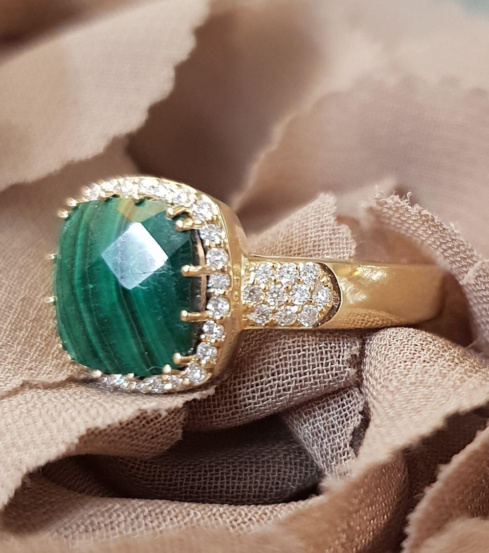 # Yellow gold ring with malachite and 0.24ct diamond