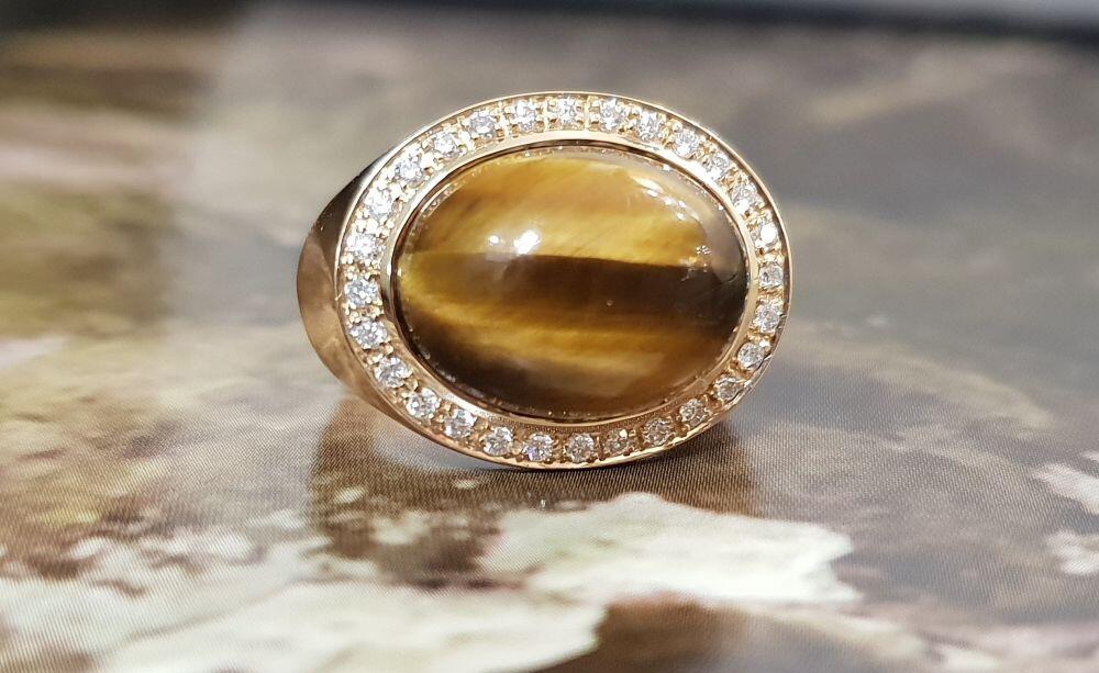 # Bague style chevalière or jaune avec 0.31ct diamant et oeil tigre cabochon