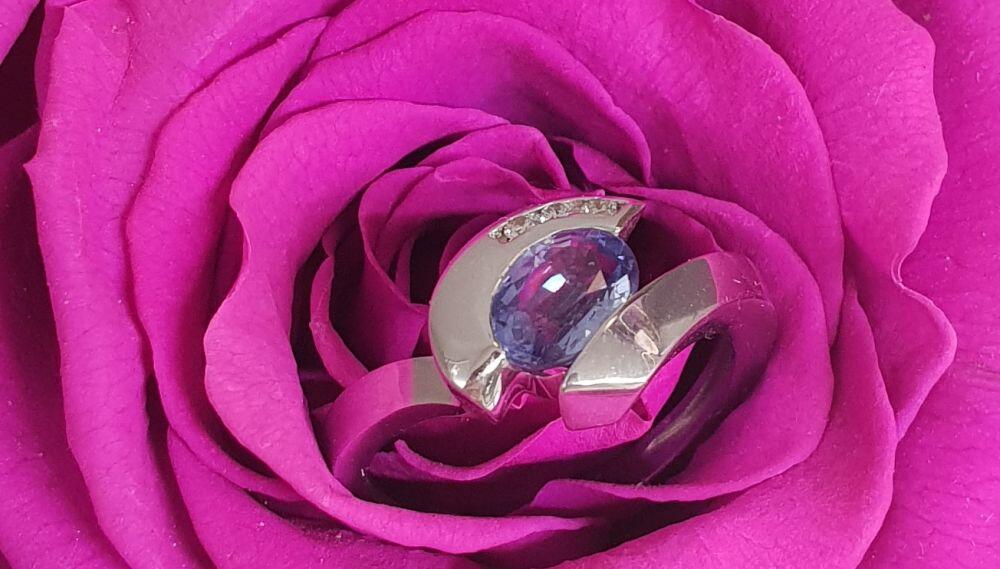 # White gold ring 0.40ct ceylon sapphire and 0.06ct diamonds