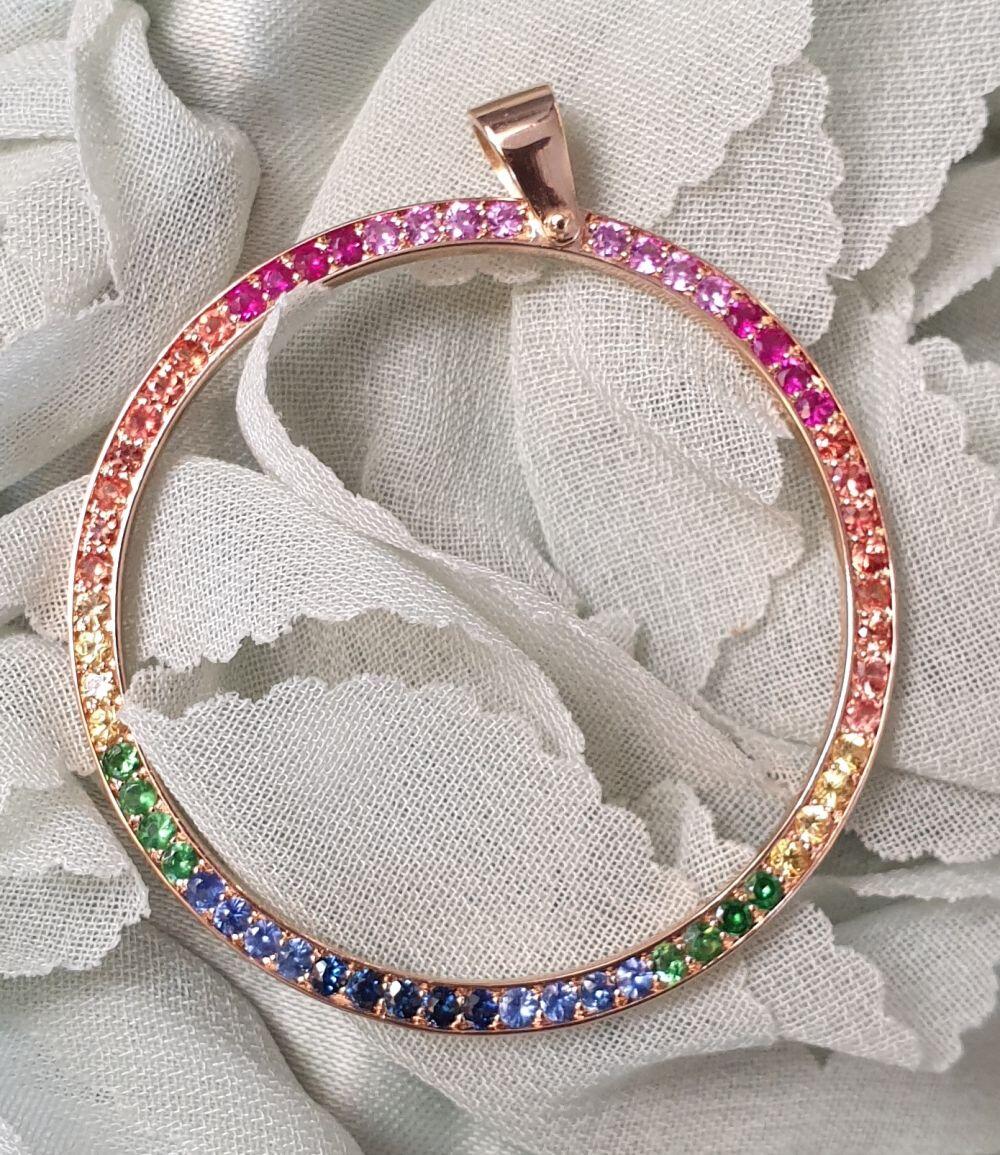 # Rose gold circle pendant with 1.80 ct rainbow sapphires, gradient color