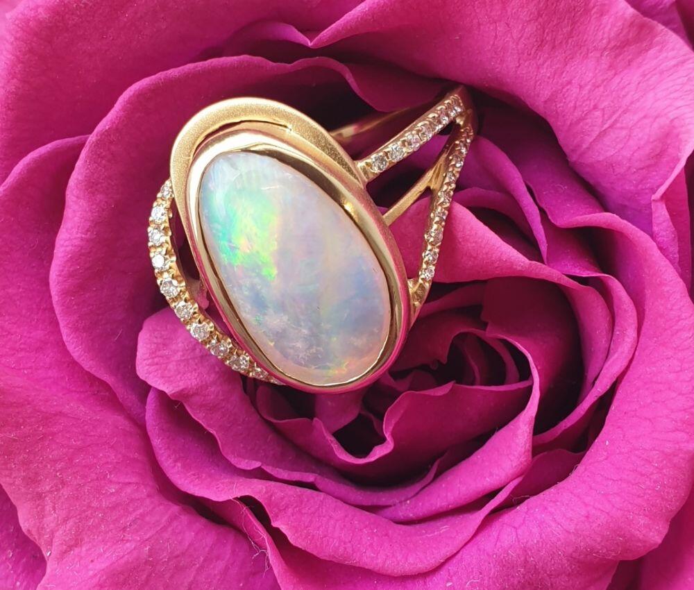 # 18K yellow gold ring with 1.95ct opal and 0.11ct natural diamonds