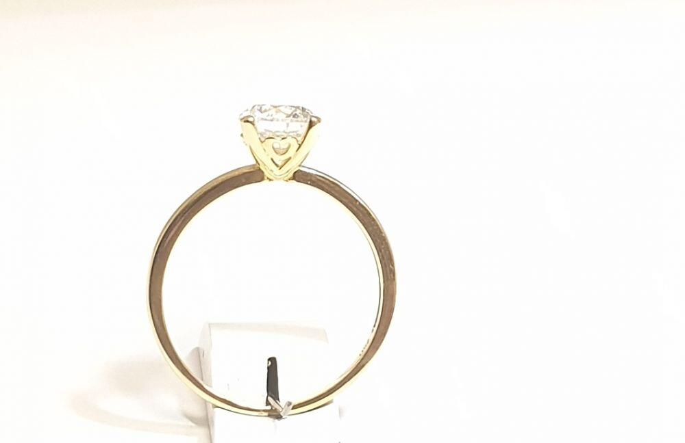 # Bague solitaire or jaune avec circon côté tête décor coeurs