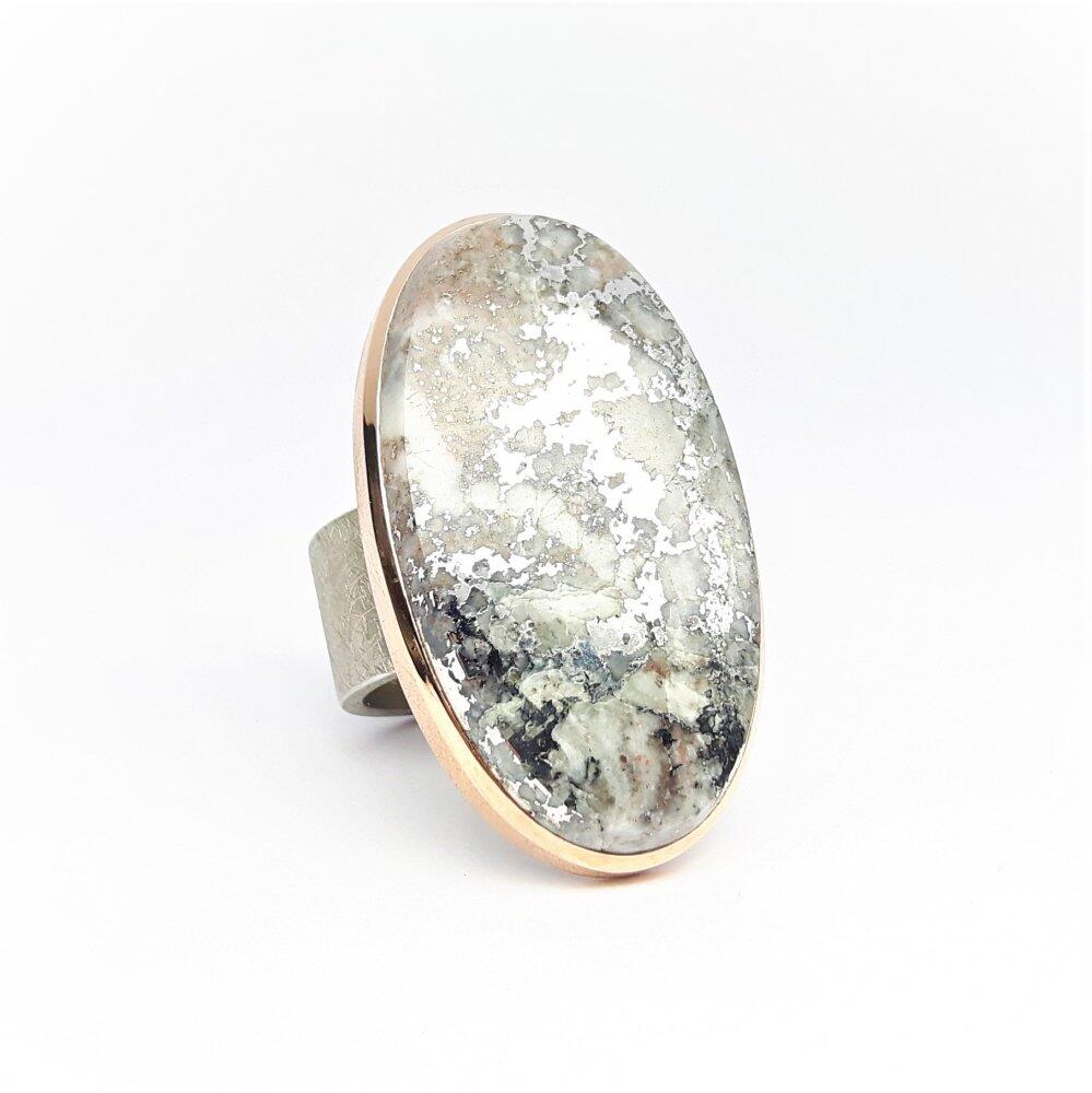 Bague en or rouge 18kt, argent et mohawkite. Pièce unique.