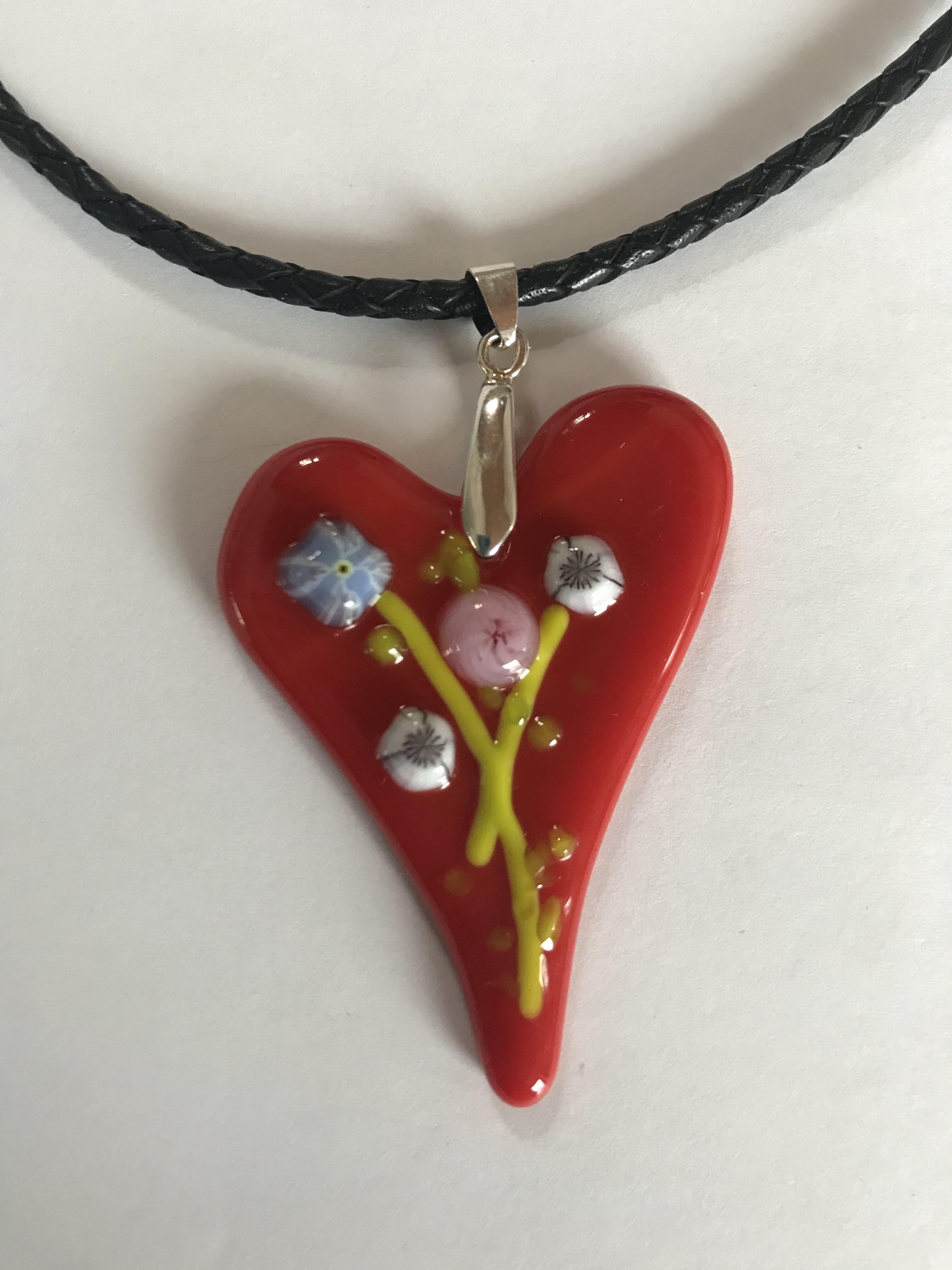 Coeur en verre avec fleurs de murrini, fait à la main, spécimen unique