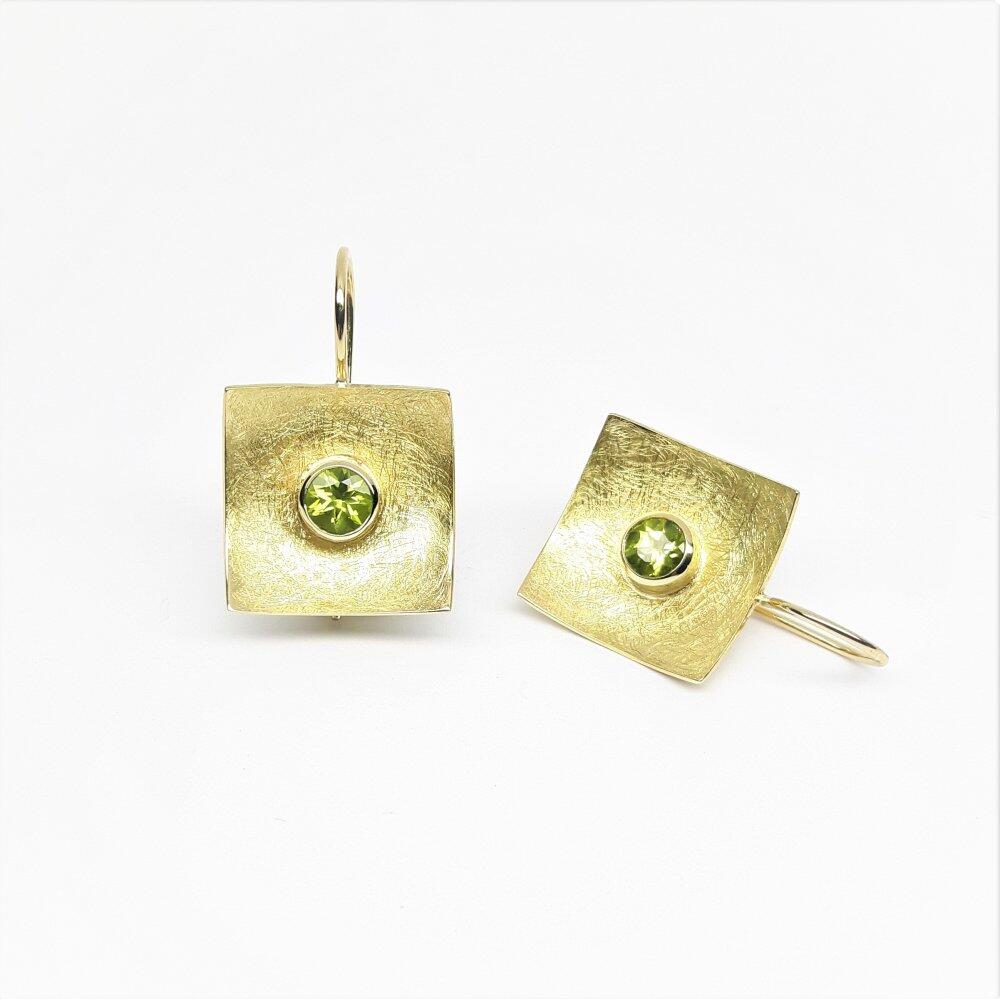 Earrings in 18kt yellow gold and peridot. Unique piece.