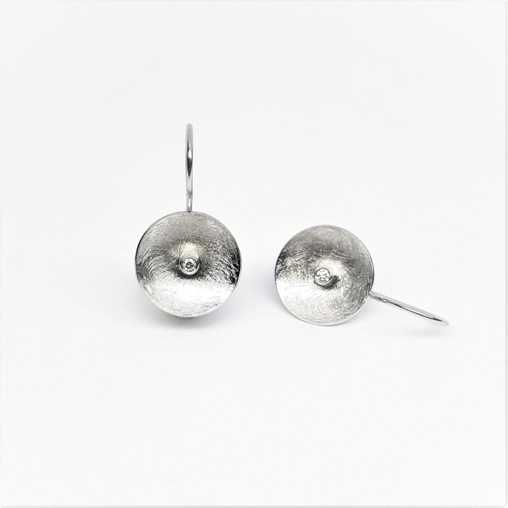 Boucles d'oreilles en or blanc 18kt et diamants.