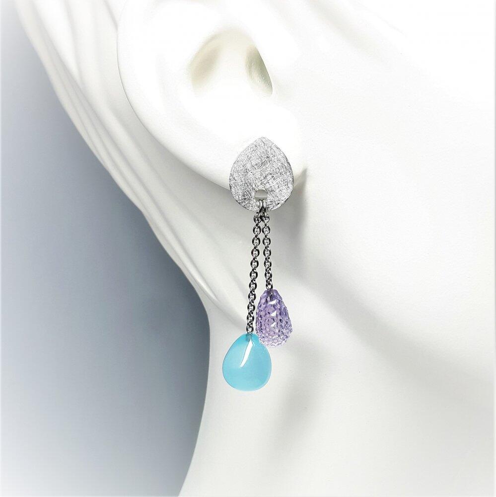 Earrings in 18kt white gold, chalcedony and amethyst pellets. Unique piece.