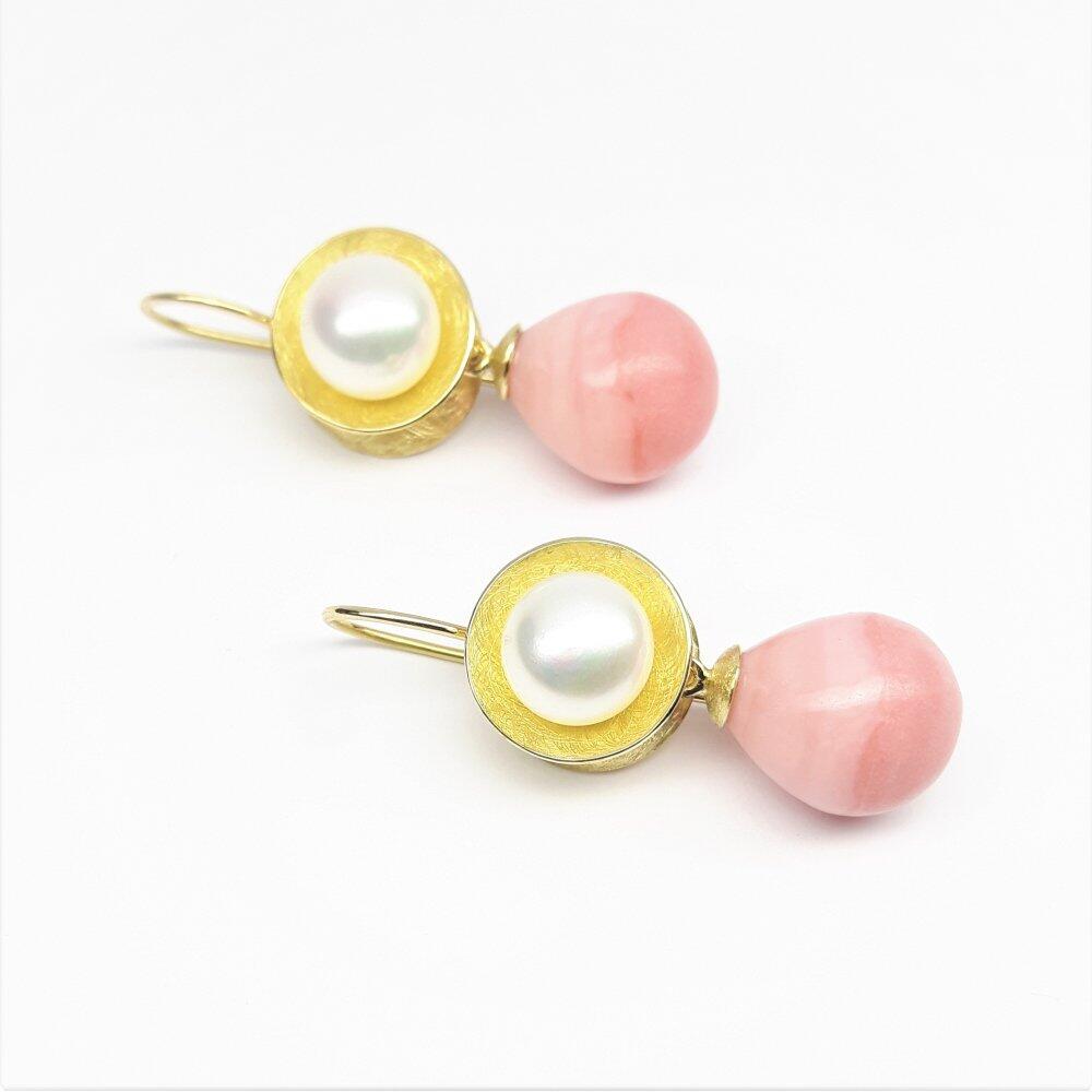 Earrings made of 18kt yellow gold, freshwater cultured pearls and pinkopal pampels. One of a kind.