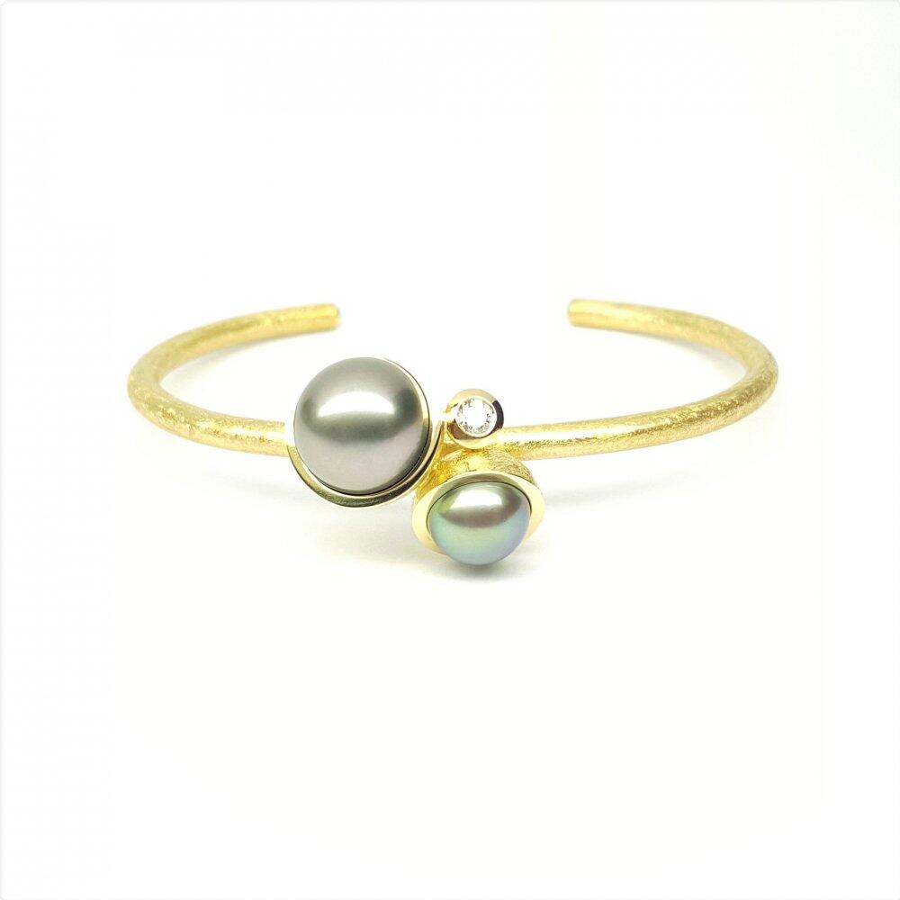 Bangle in 18kt yellow gold, Tahitian pearls and diamond. Unique piece.