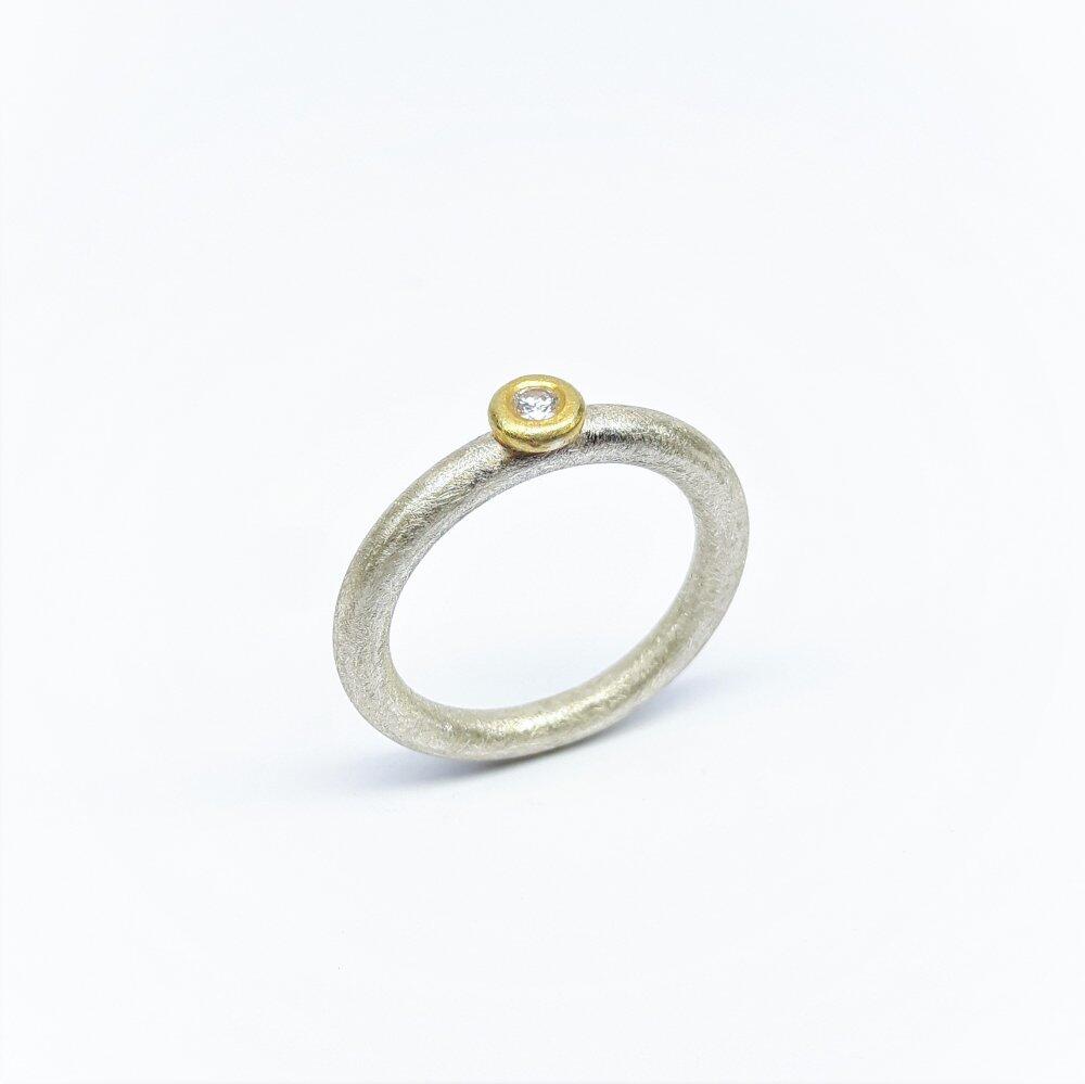 "combiring mini" aus Silber & 22kt Gelbgold mit Diamant.