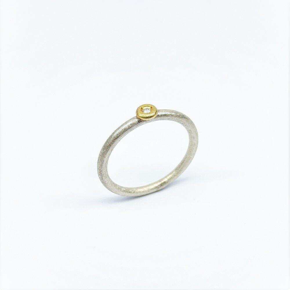 "combiring mini" aus Silber & 22kt Gelbgold mit Diamant.