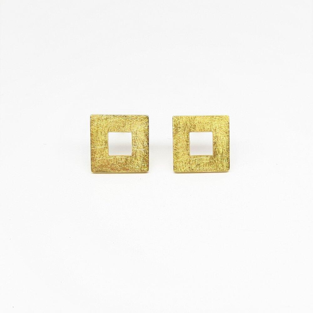 Stud earrings "be squared" in 18kt yellow gold.