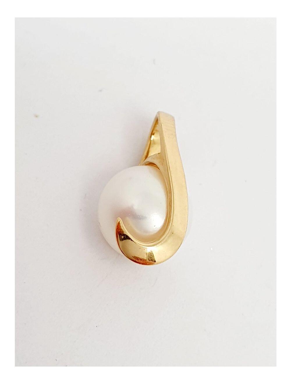 # Yellow gold pendant with fresh water pearl