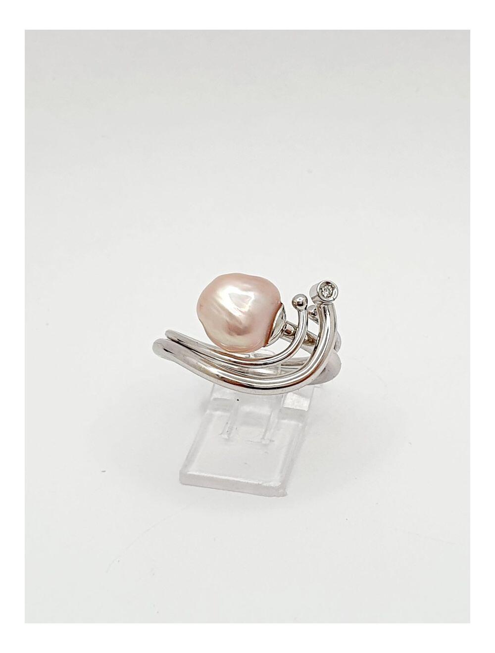 # White gold ring with pearl and 0.01ct natural diamond