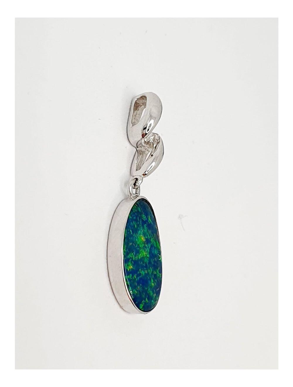 # 14ct white gold pendant with opal stone