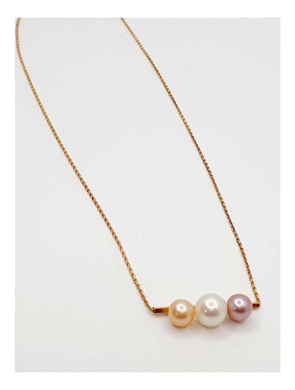 # Yellow gold chain necklace with 3 pearls